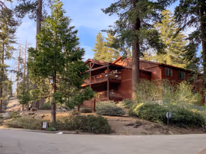 Заради студа къмпингите не са отворили още и спим в лоджата Джон Муир